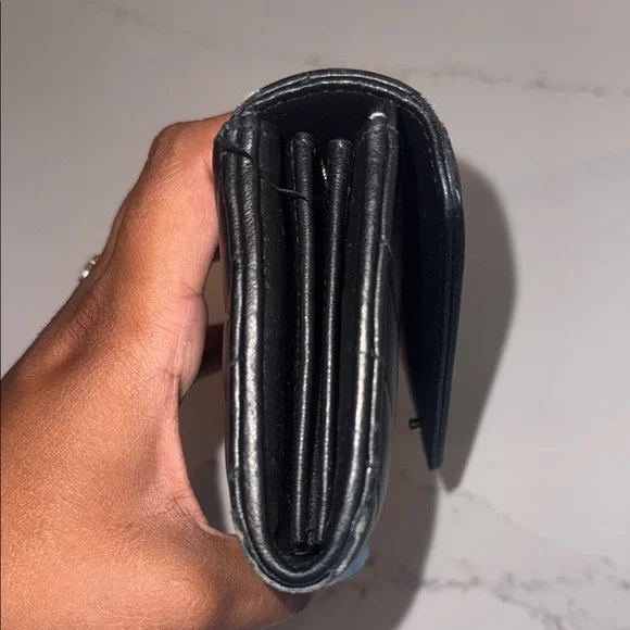 100% Authentic Women’s Yves Saint Laurent Y-quilted Calfskin Leather Wallet . - Picture 4 of 10